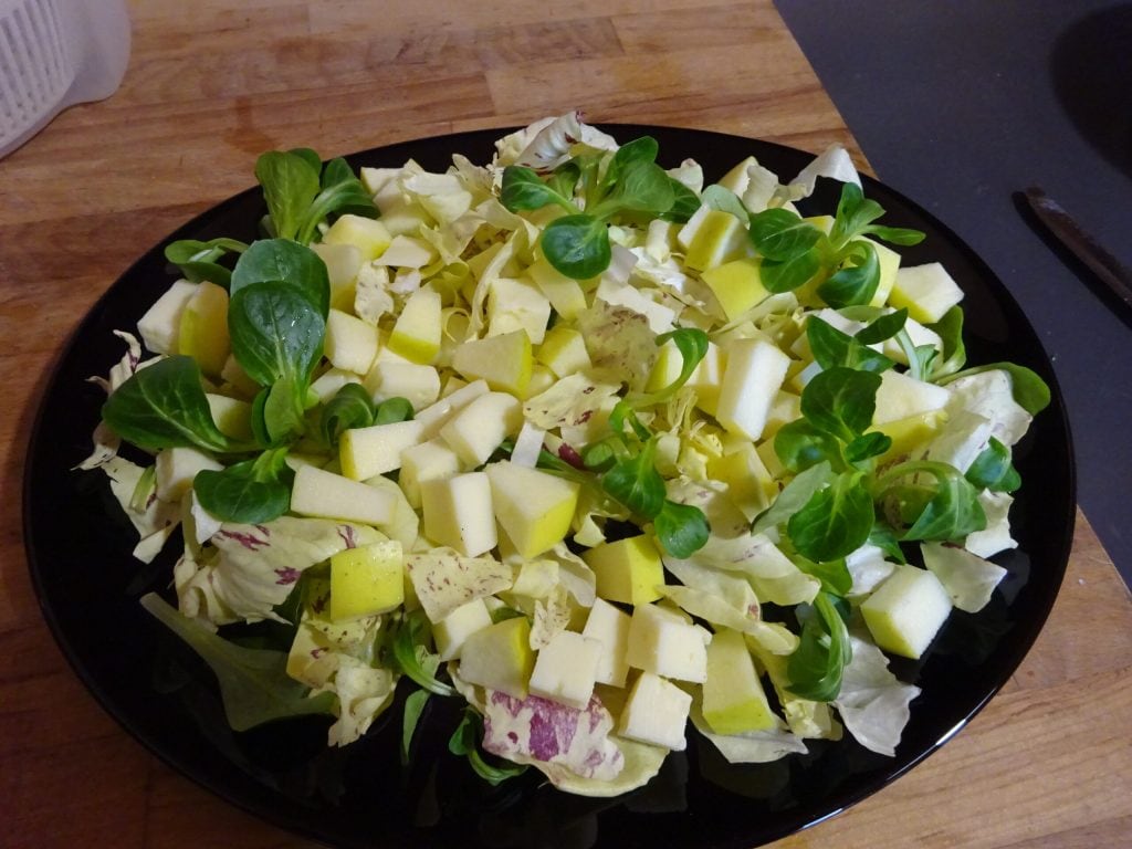 Ensalada con queso de montaña y manzana