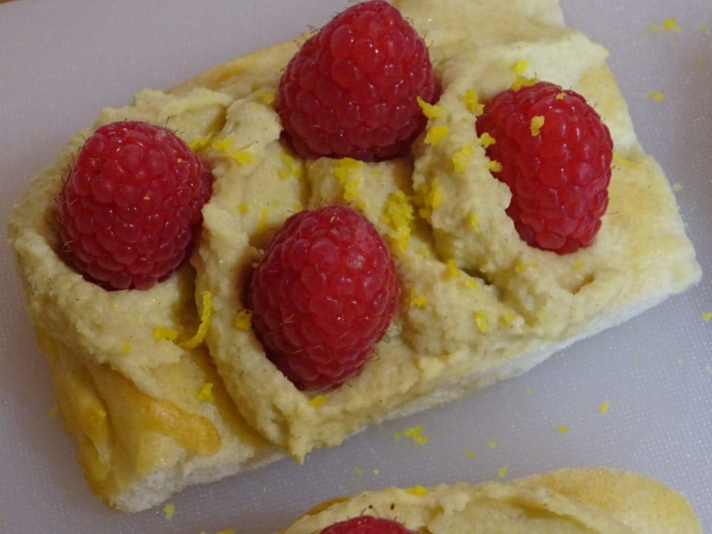 Focaccine con crema de garbanzos y frambuesas