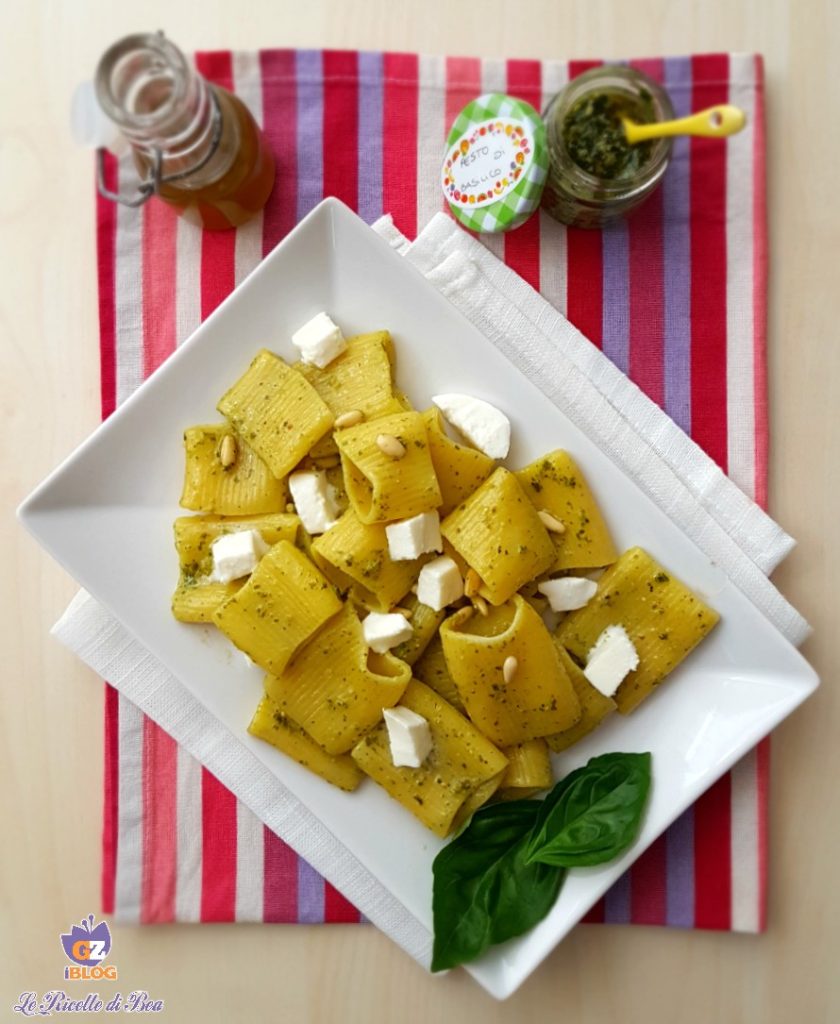 Mezze maniche con pesto de albahaca, piñones y mozzarella