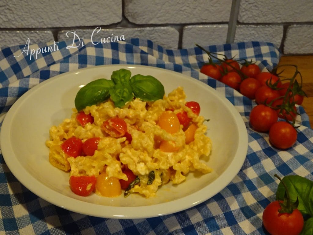 pasta con feta y tomatitos