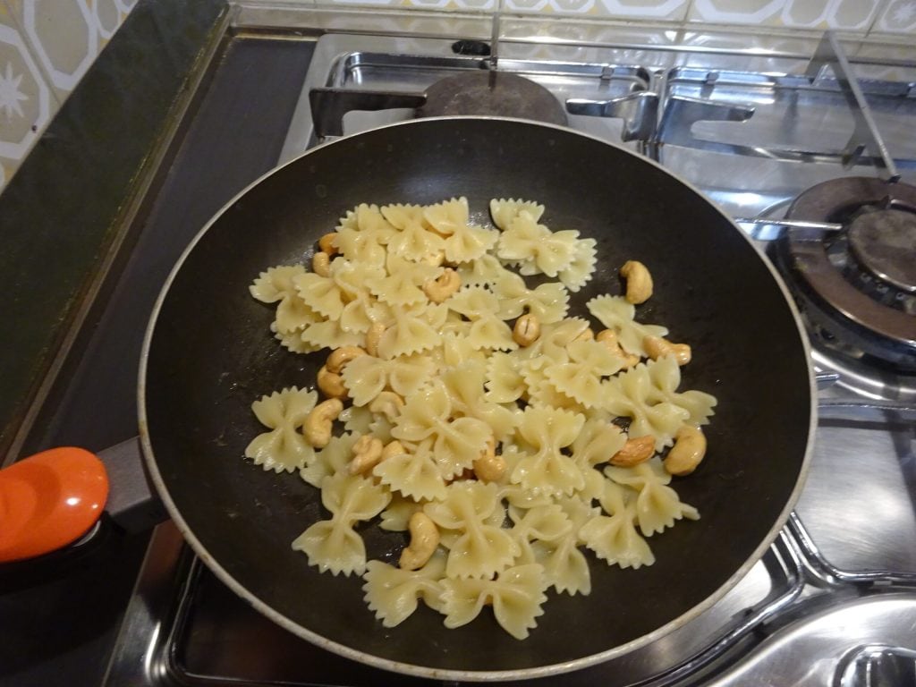Farfalle limón y albahaca