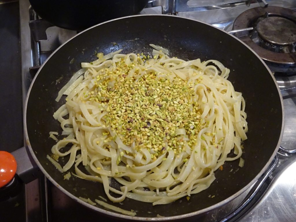 Tagliatelle con pistachos y limón