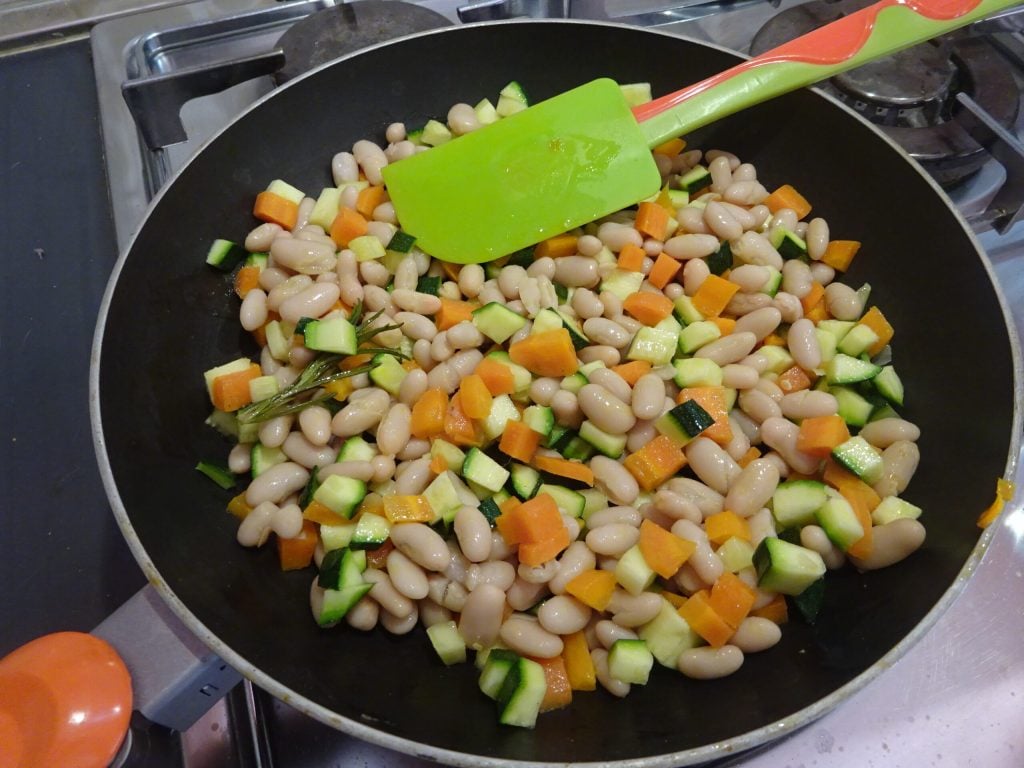 Arroz negro en ensalada con verduras
