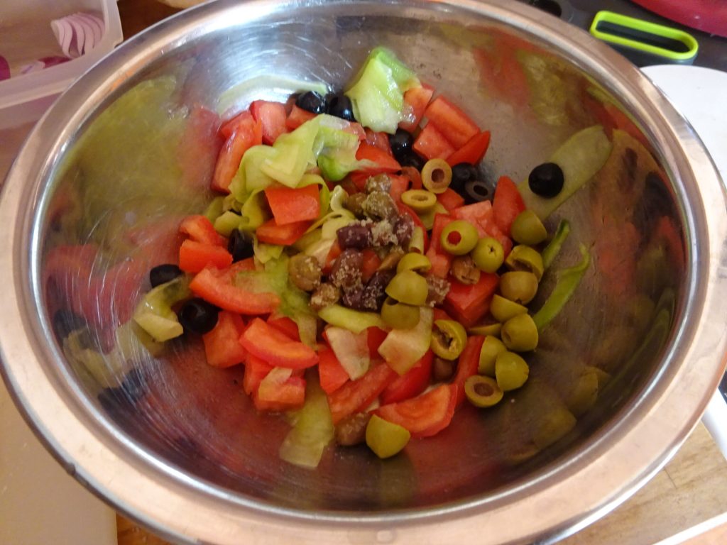 Panzanella aceitunas y pan crujiente