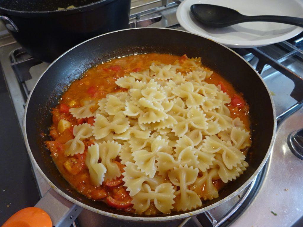 Farfalle tomatitos y almendras