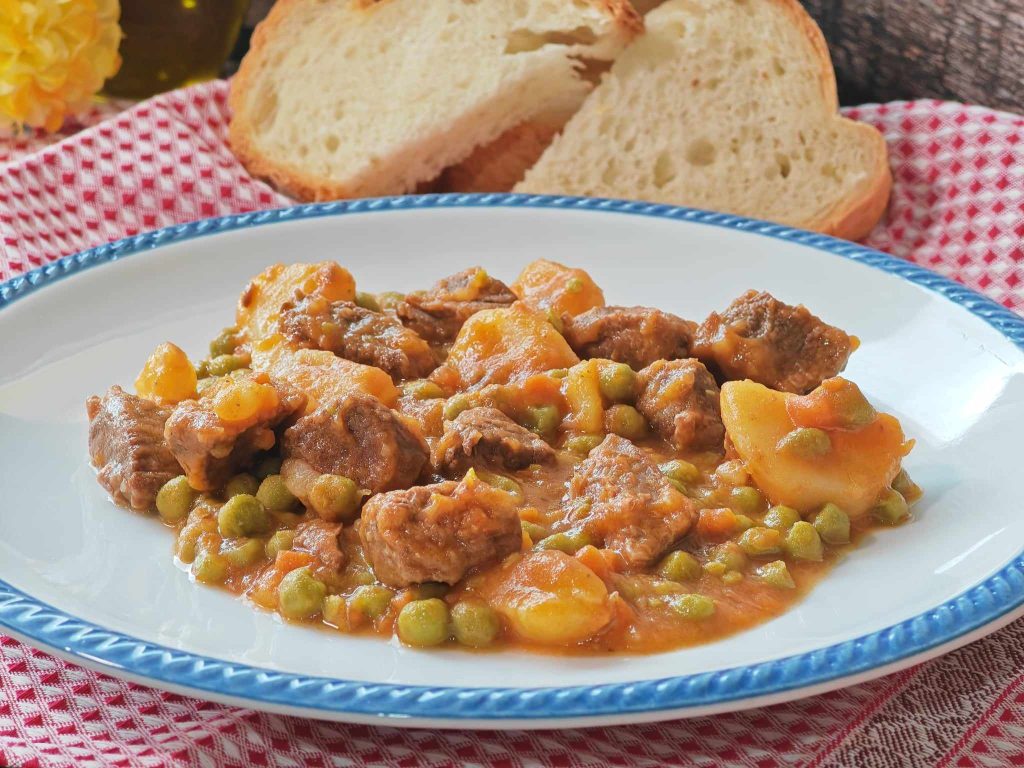 Estofado con patatas y guisantes