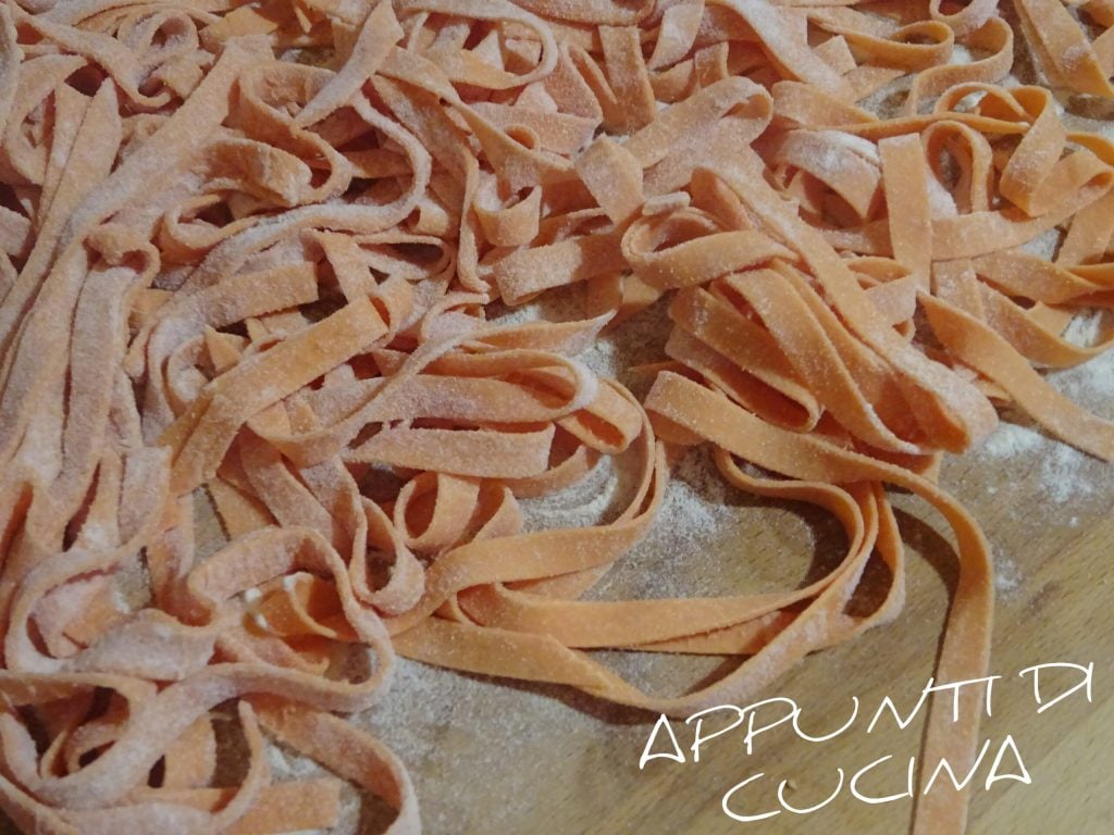 Pasta fresca con masa de tomate