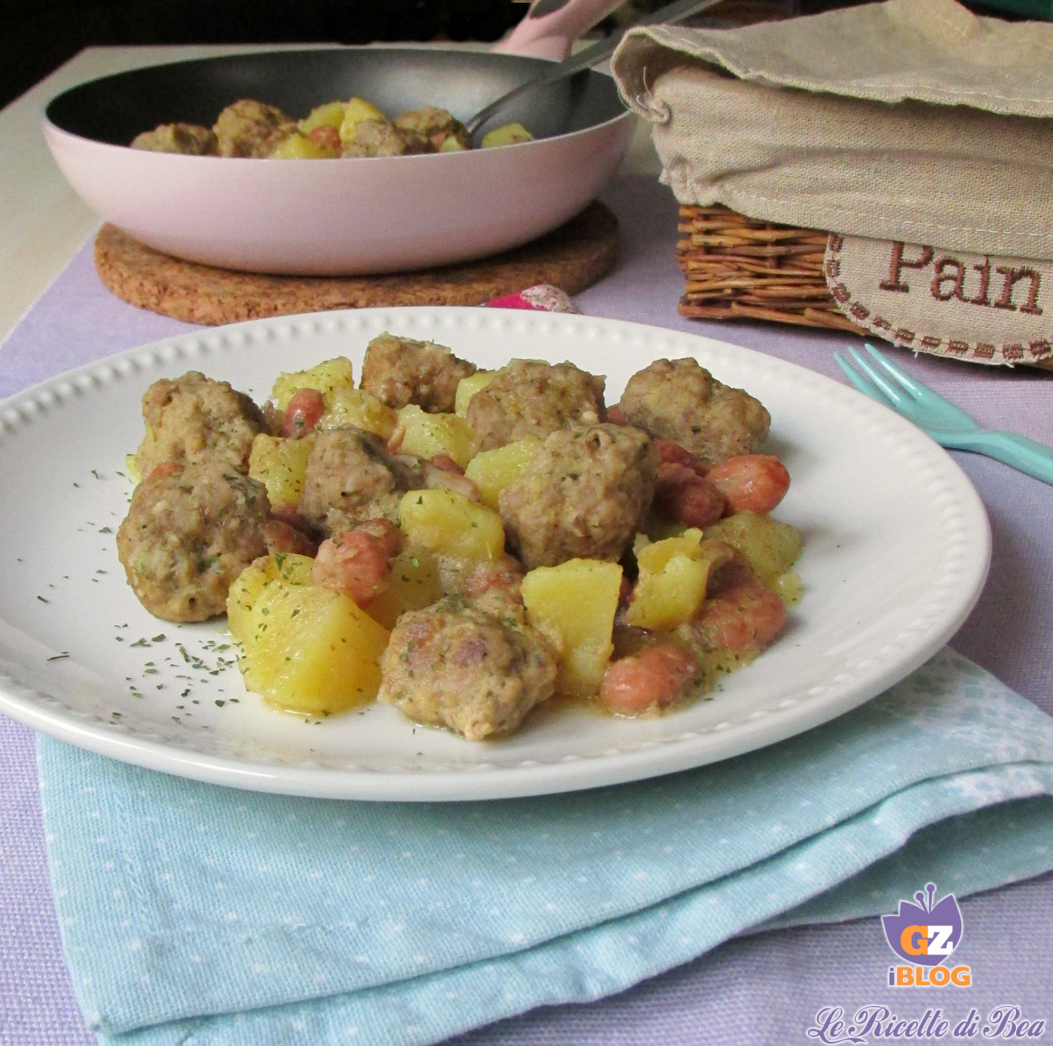 Albóndigas con patatas y judías en sartén