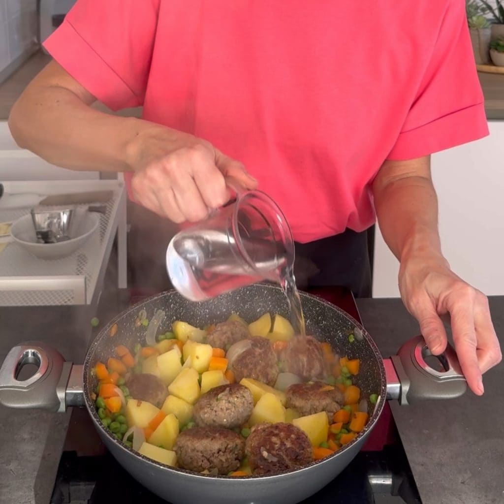 Albóndigas con patatas zanahorias y guisantes