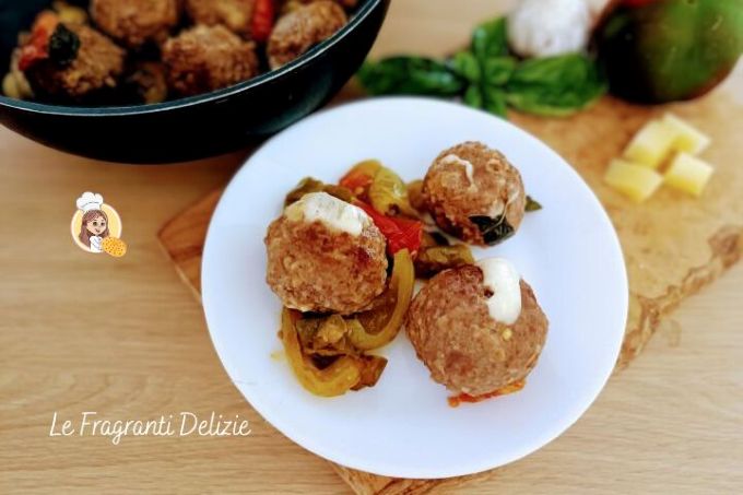 Albóndigas rellenas y pimientos