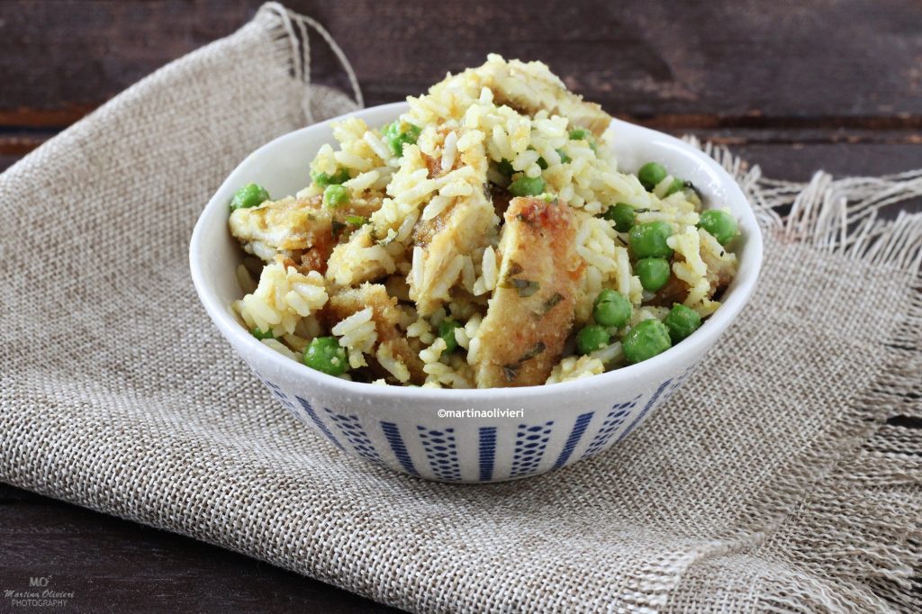 Arroz con pollo crujiente y guisantes