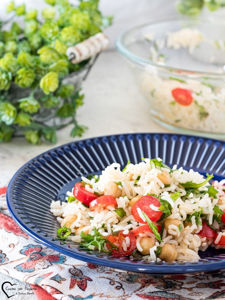 Arroz frío con garbanzos y tomatitos