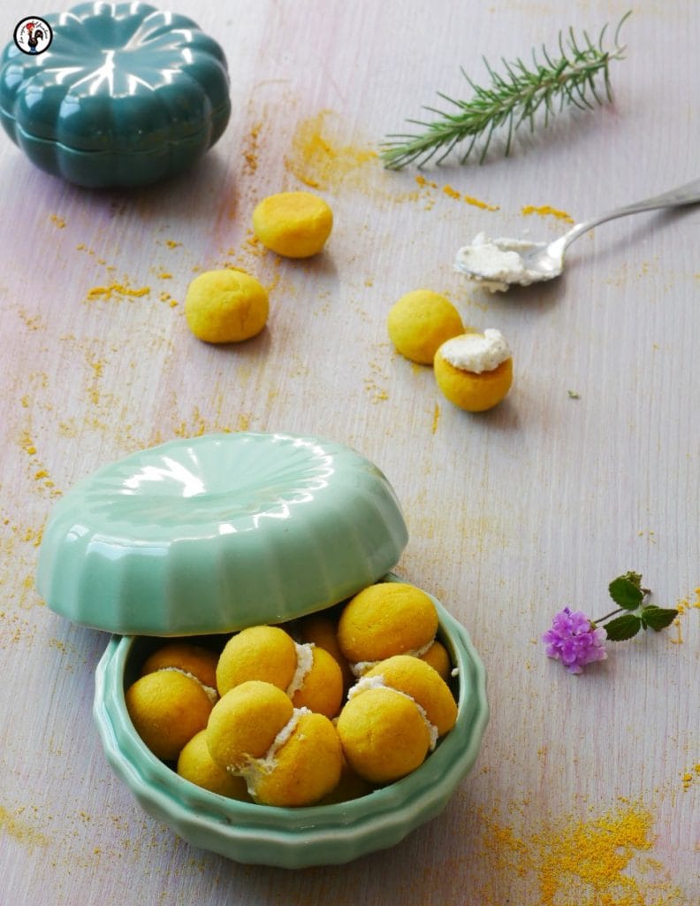 Baci di dama a la cúrcuma