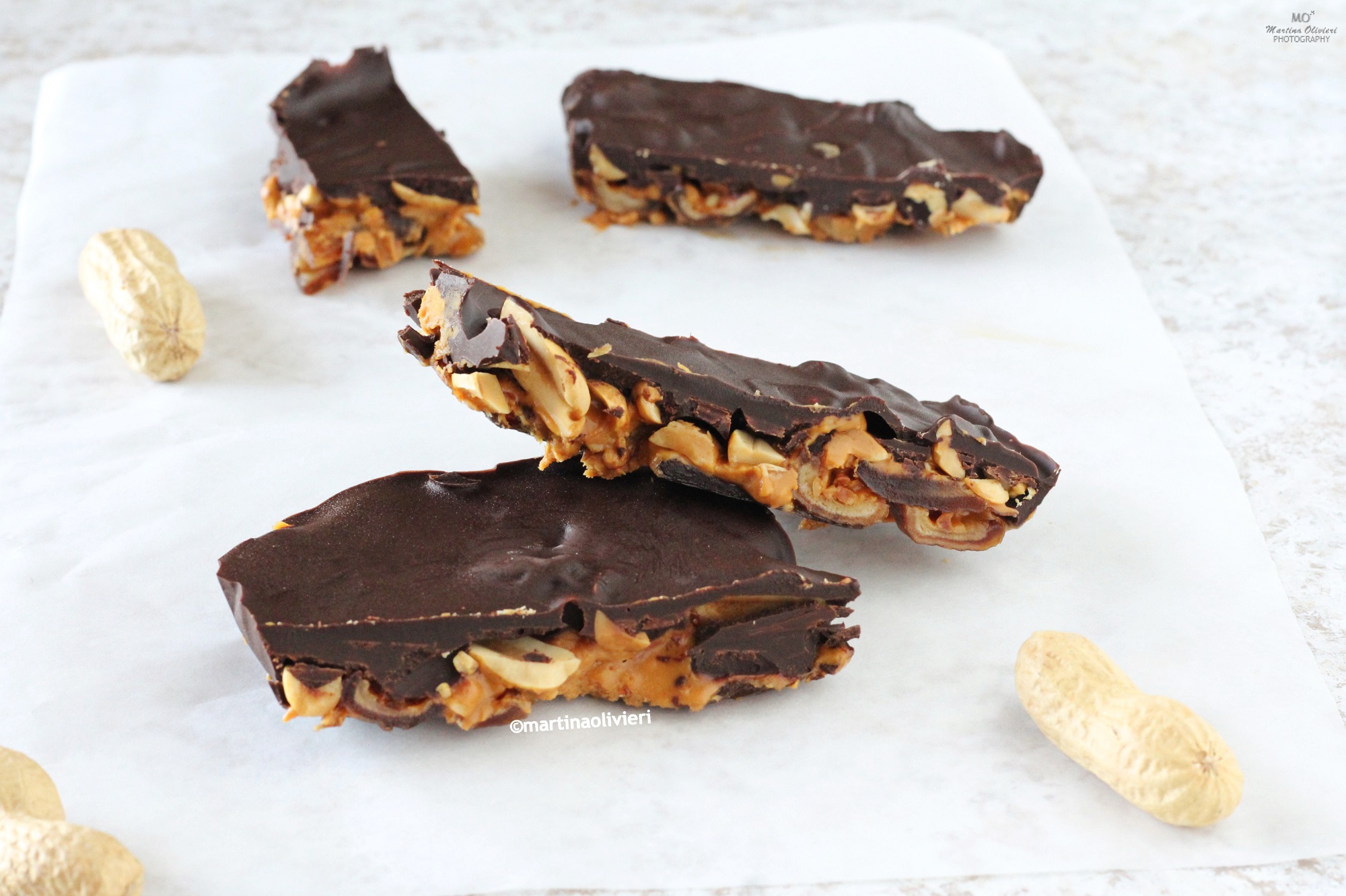 Barritas de dátiles, cacahuetes y chocolate