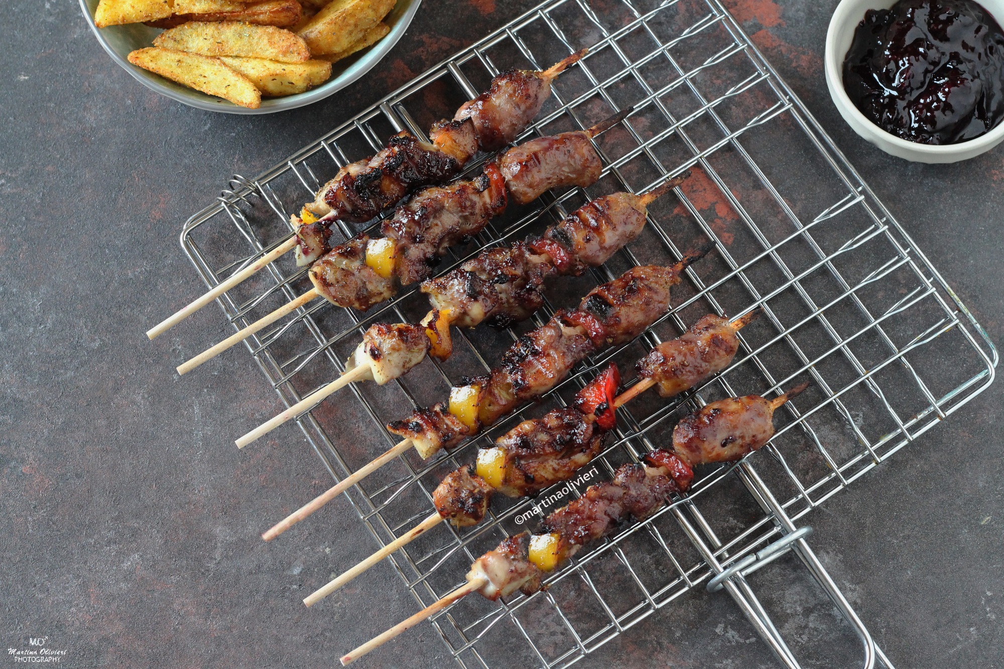 Brochetas de carne con salsa de arándanos