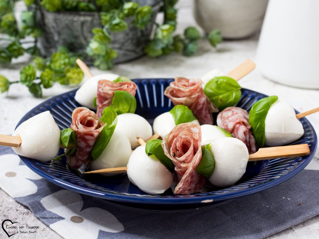 Brochetas con mozzarellitas