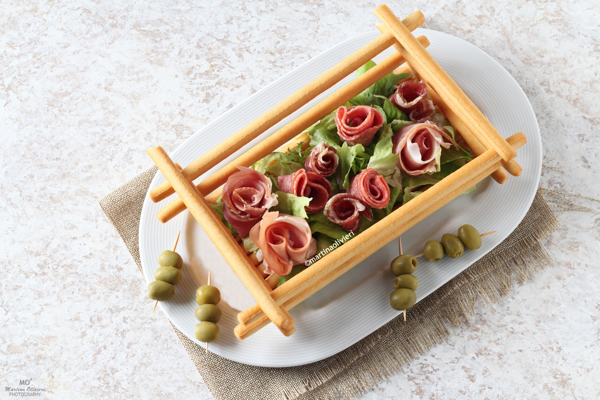 Caja de grissini con embutidos