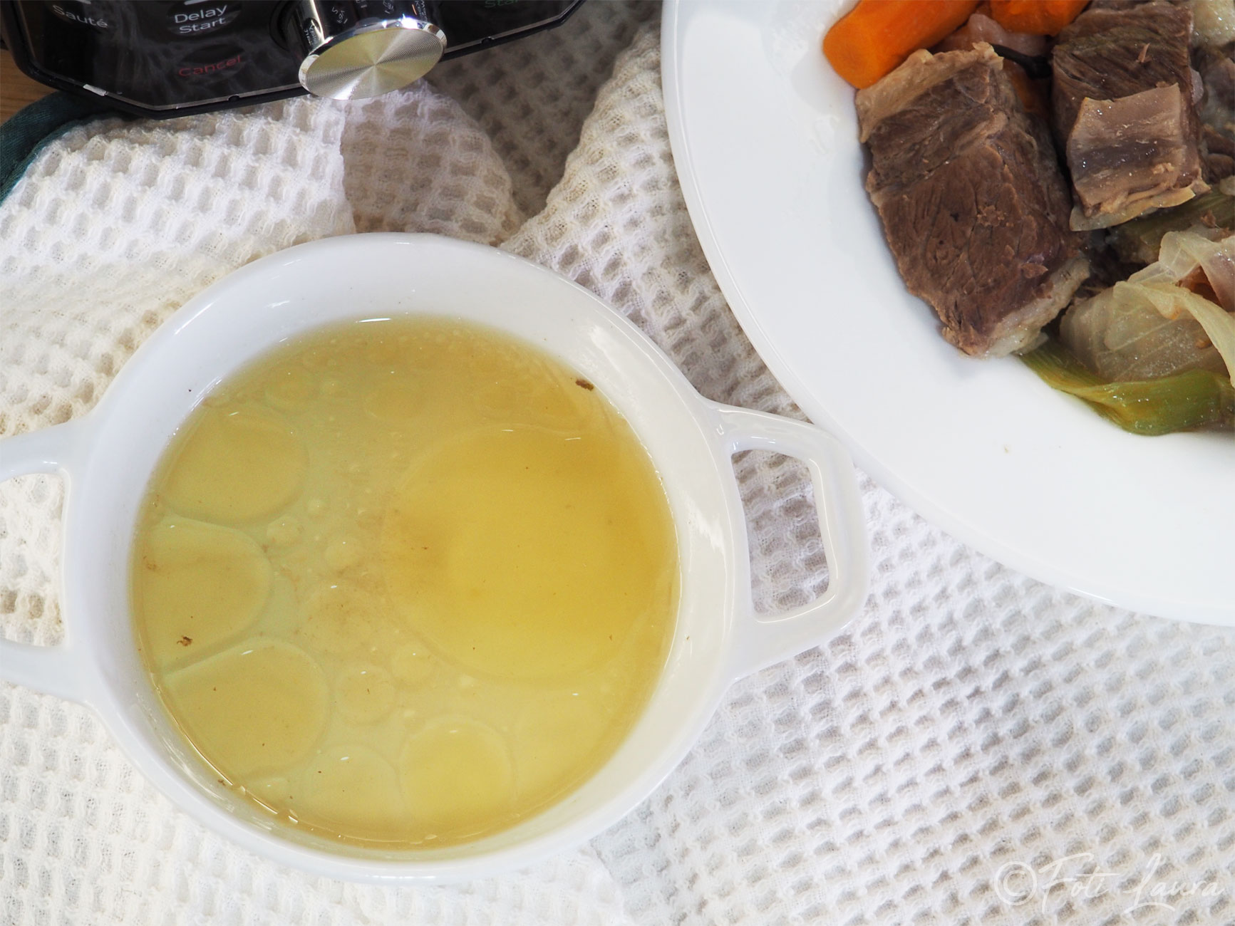 Caldo de ternera claro y que huele a hogar: Con Instant Pot.