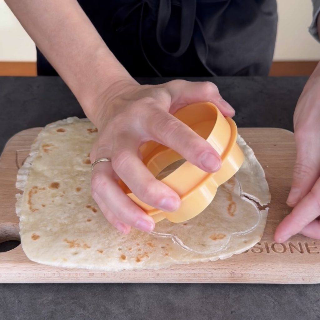 Cestas de piadina con aguacate y salmón
