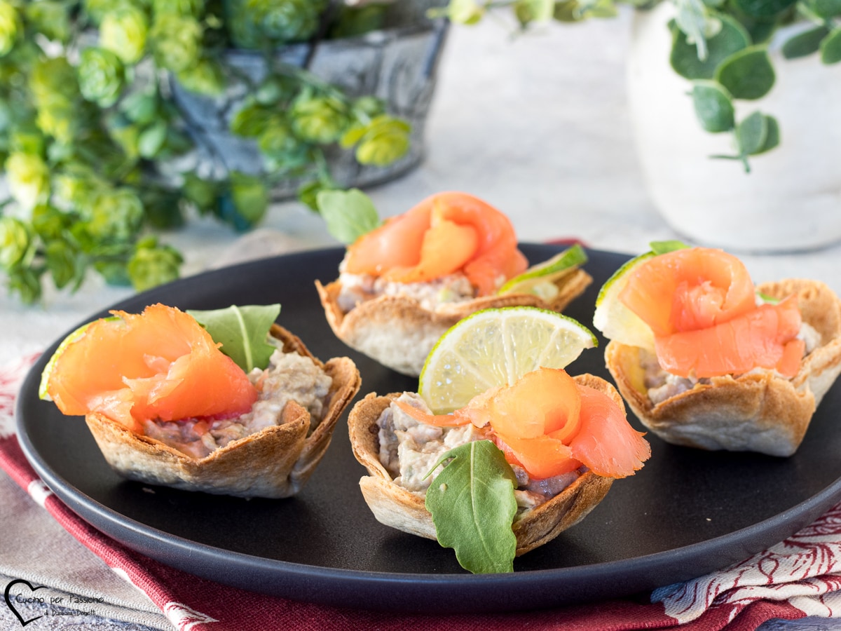 CESTAS DE PIADINA con aguacate y salmón