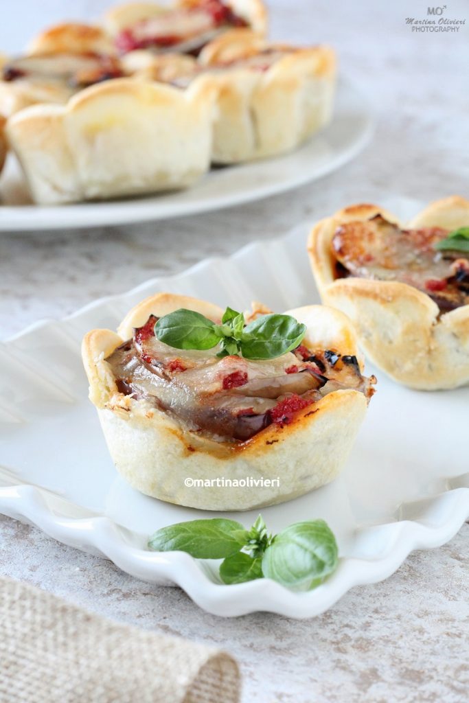 Cestitas de masa quebrada con berenjenas a la parmesana