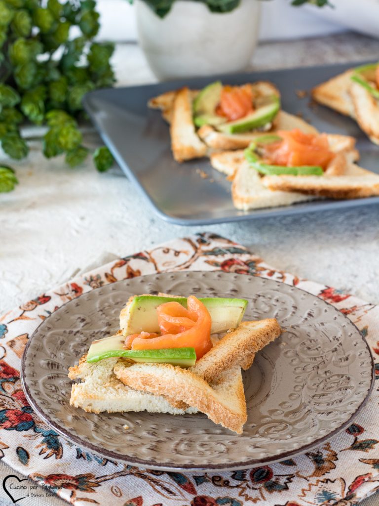 Cestitas de pan de molde con salmón y aguacate