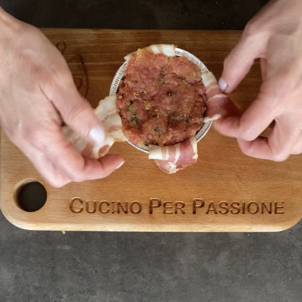 Cestito de carne picada con corazón fundente