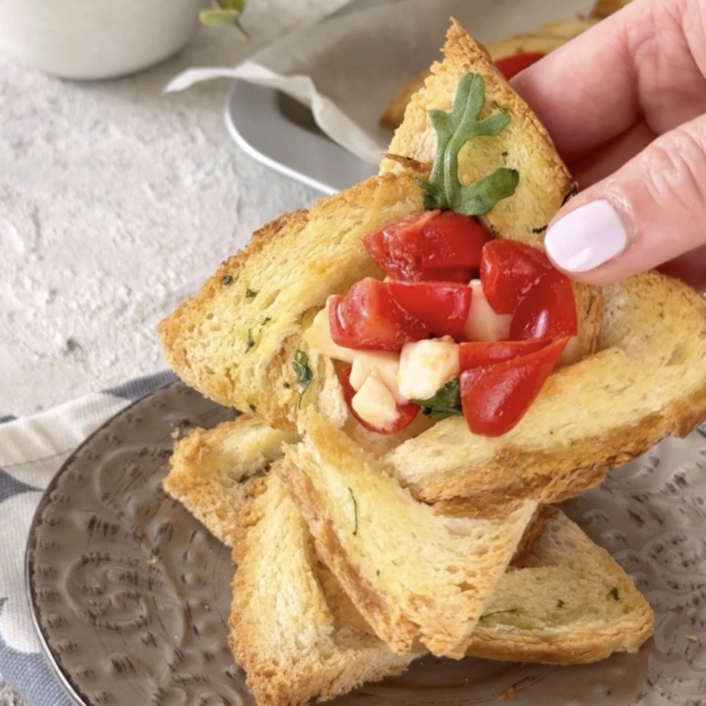 Cestitos con pan de molde a la caprese