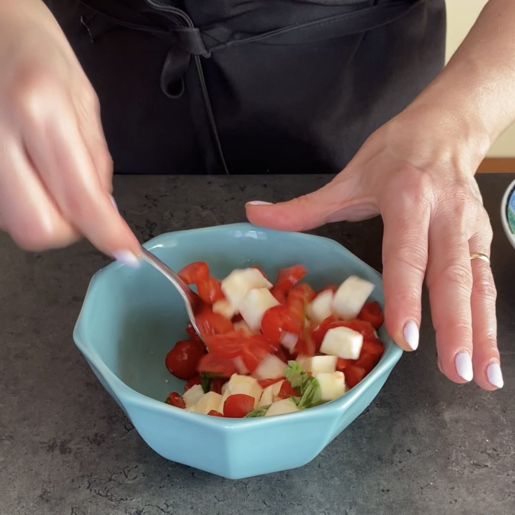 Cestitos con pan de molde a la caprese