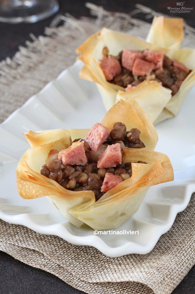 Cestitos de pasta filo con zampone y lentejas