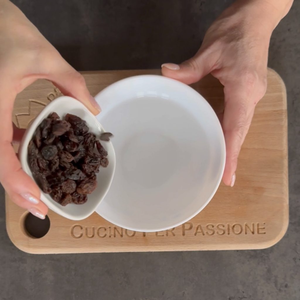 Cesto de hojaldre con manzanas y pasas