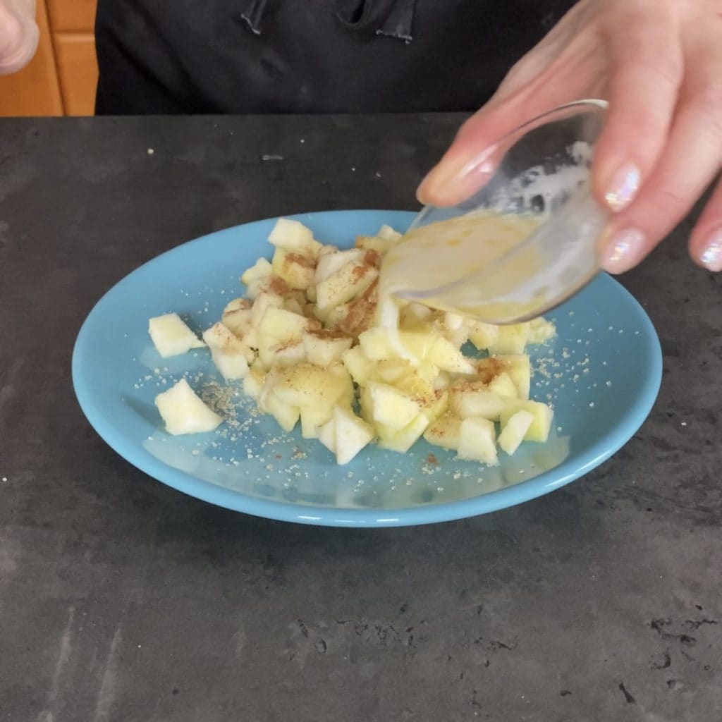 Cesto de hojaldre con manzanas y pasas