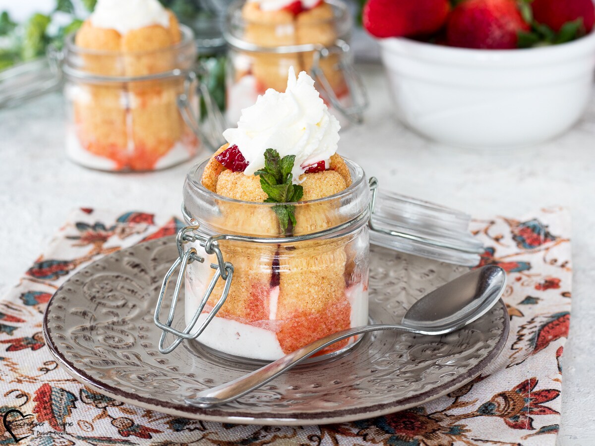 COPA DE FRESAS Y NATA