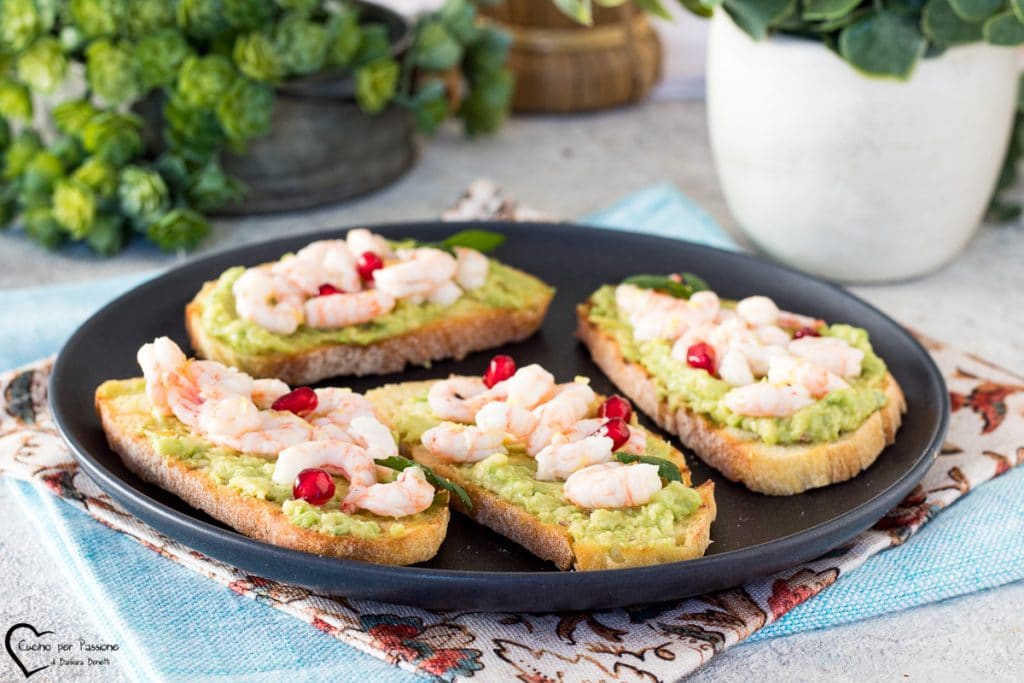 Crostini con gambas y crema de aguacate