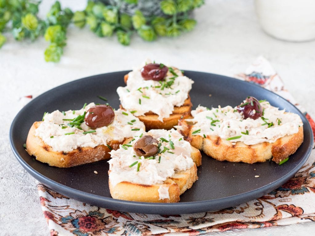 Crostini con philadelphia y atún