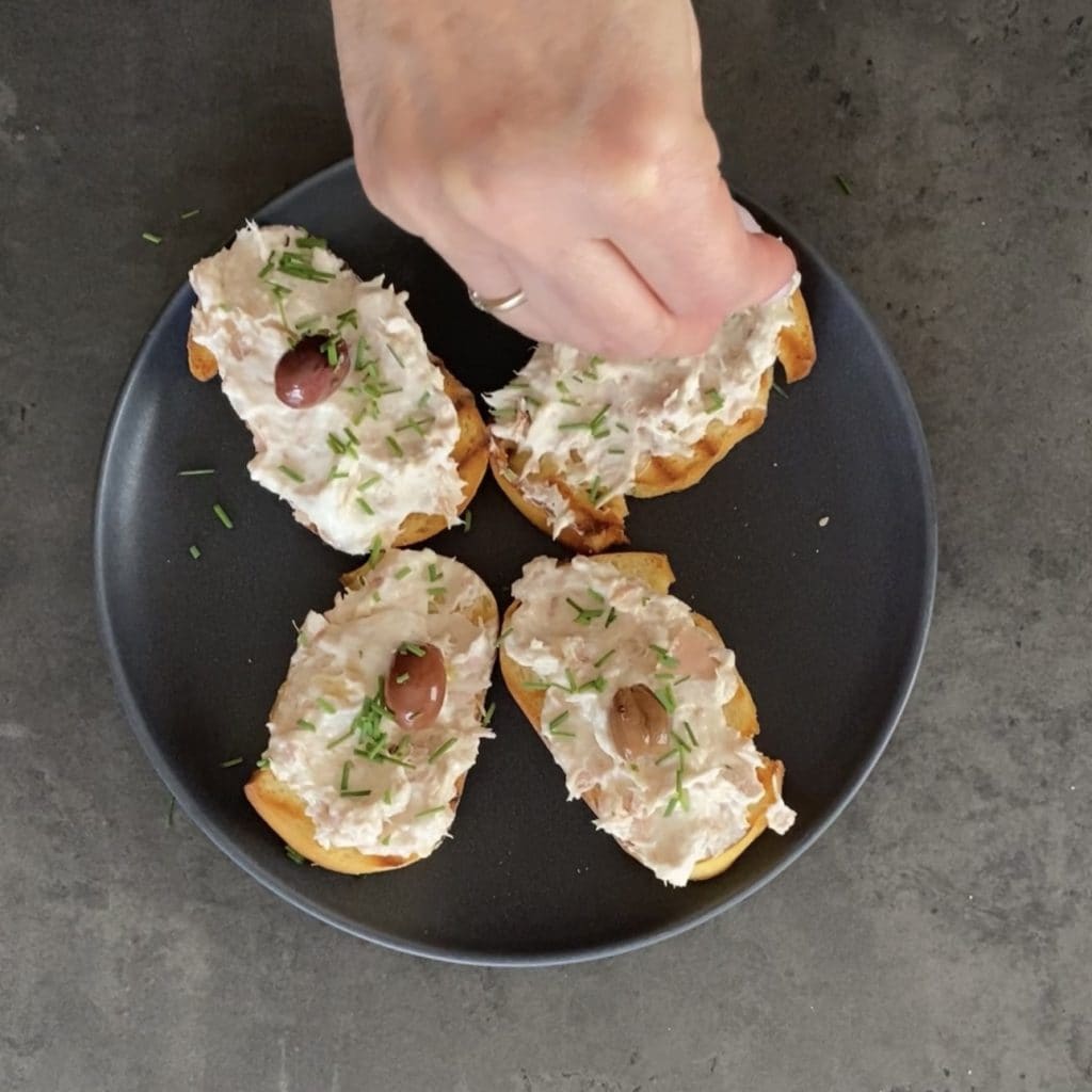 Crostini con philadelphia y atún