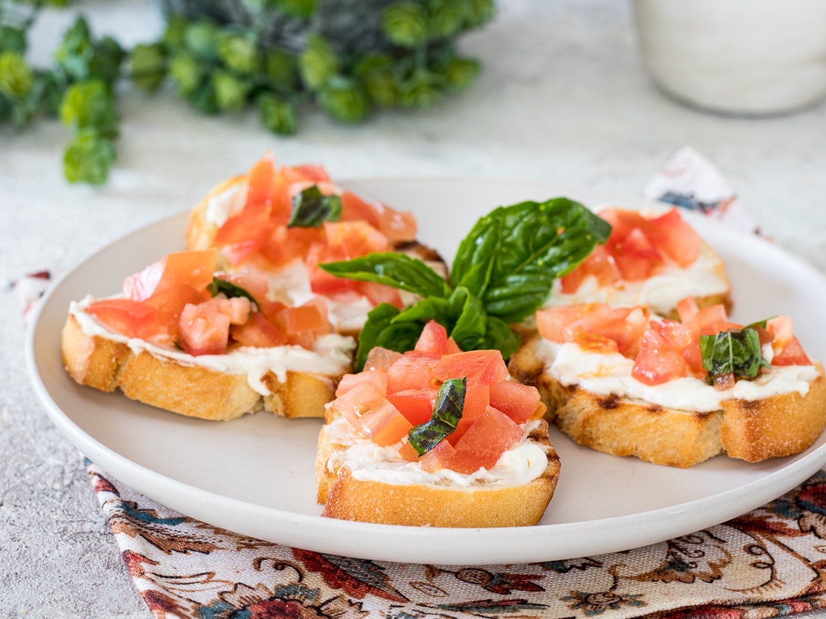 CROSTINI CON PHILADELPHIA Y TOMATITOS