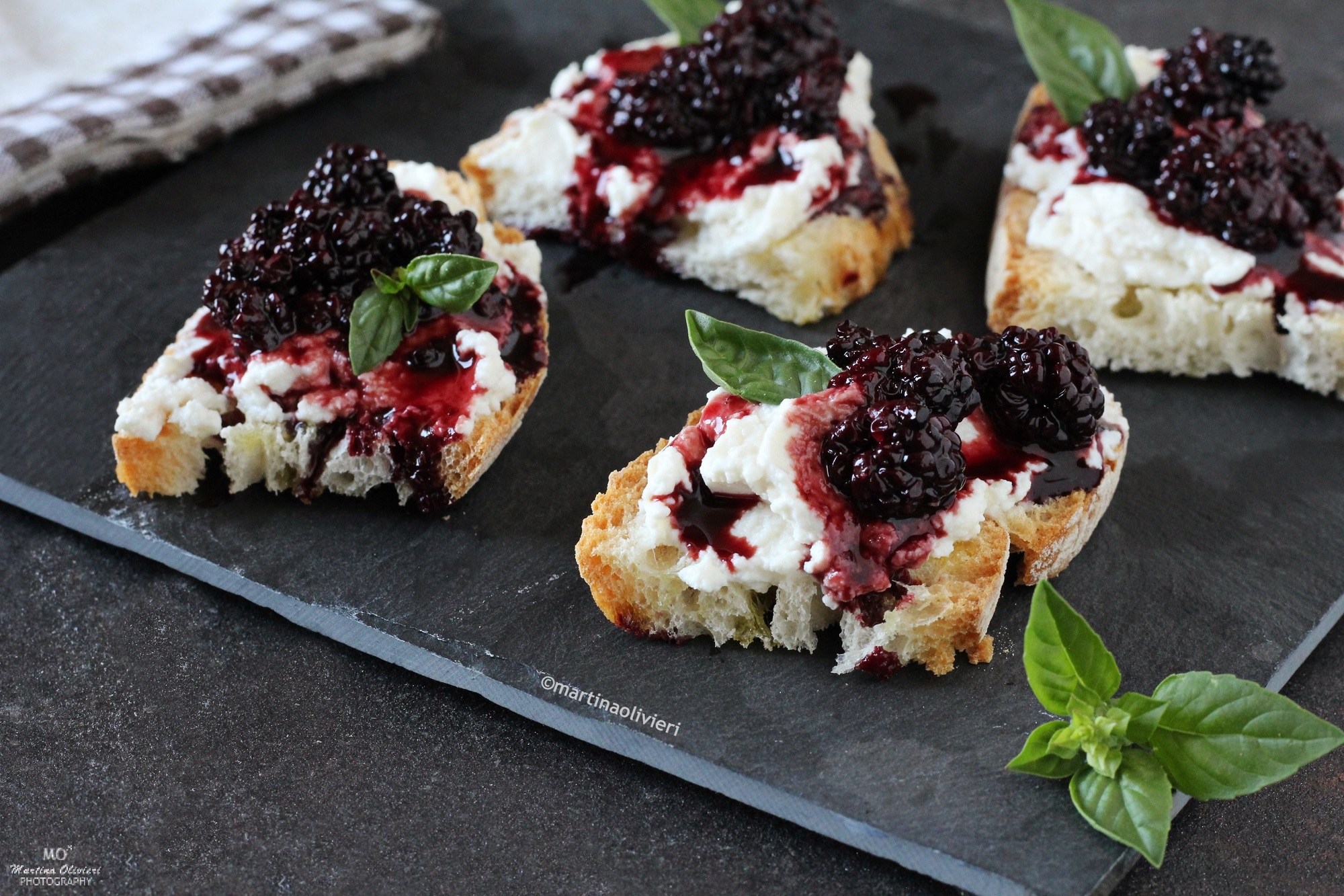 Crostini con ricotta y salsa de moras