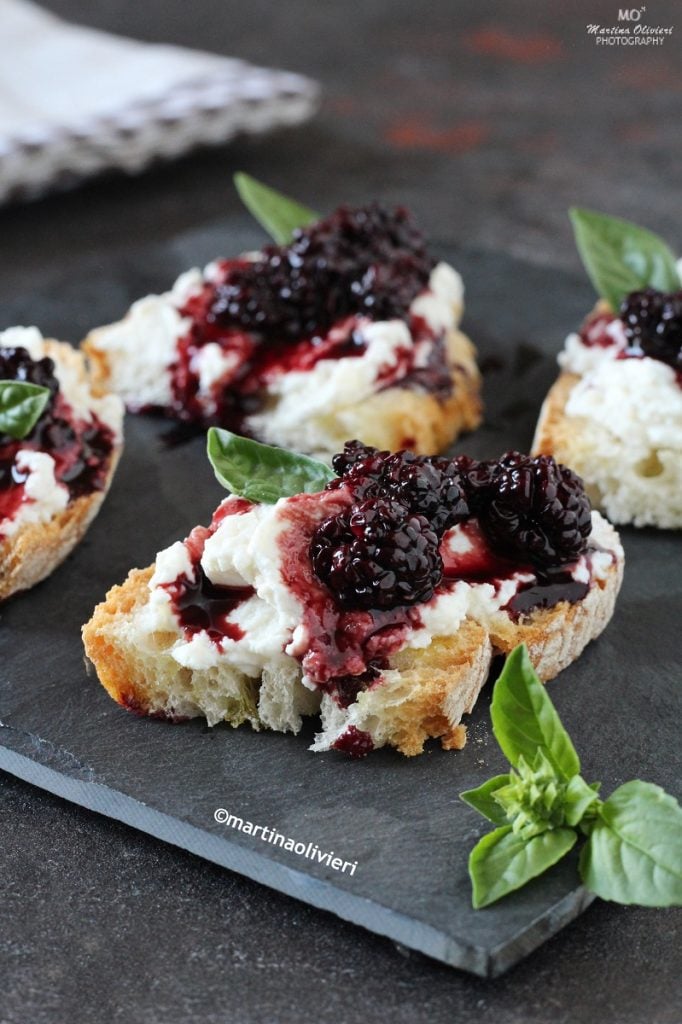 Crostini con ricotta y salsa de moras