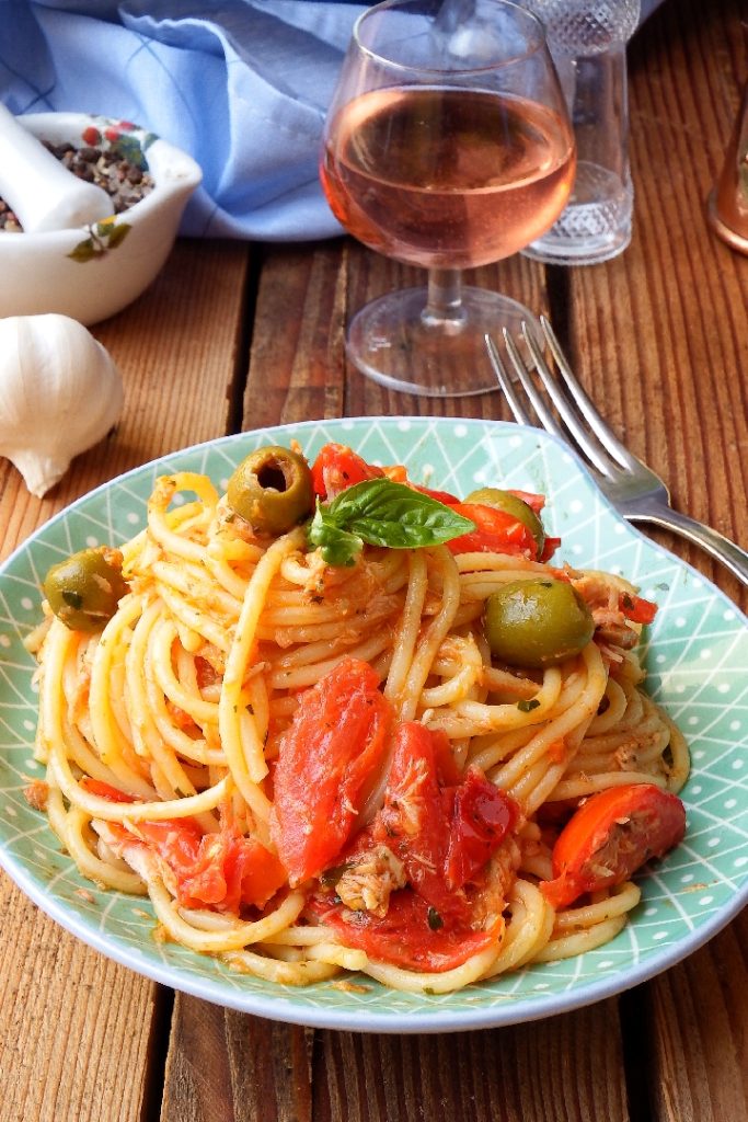 Espaguetis con atún y tomate