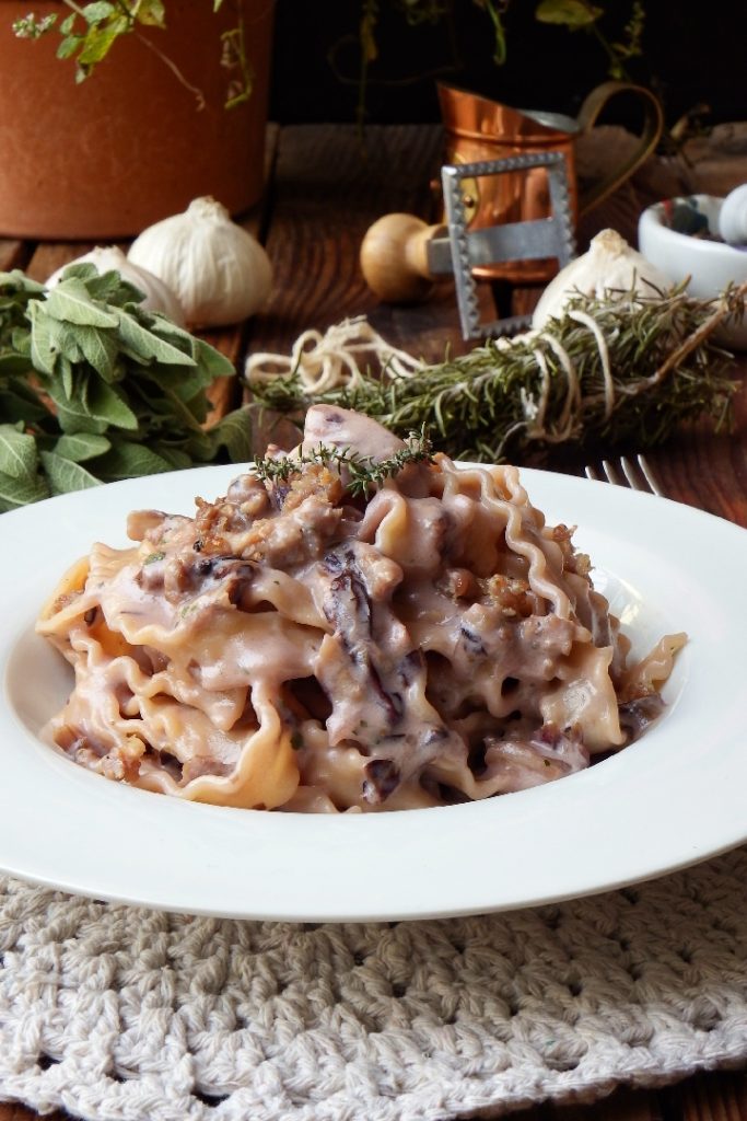 pasta con radicchio rosso y salchicha