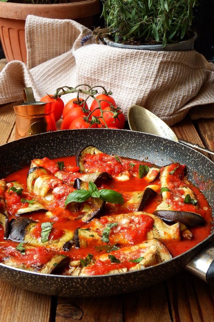 rollitos de berenjena y provola en salsa