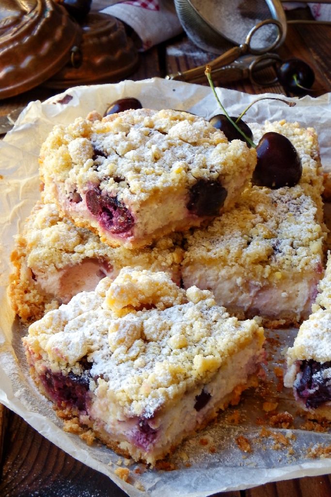 tarta desmigajada con ricotta y cerezas