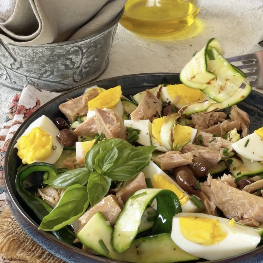 Ensalada con calabacines a la plancha con atún y huevos
