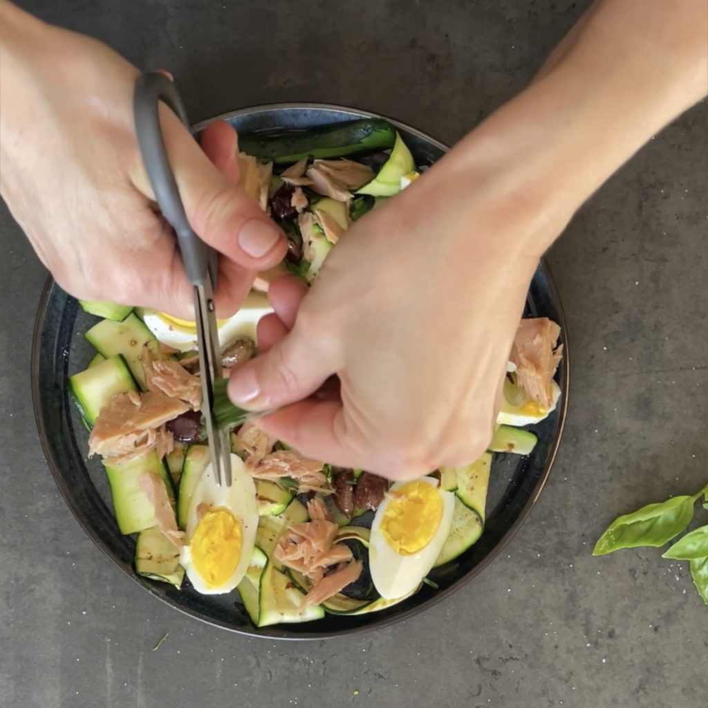 Ensalada con calabacines a la plancha con atún y huevos