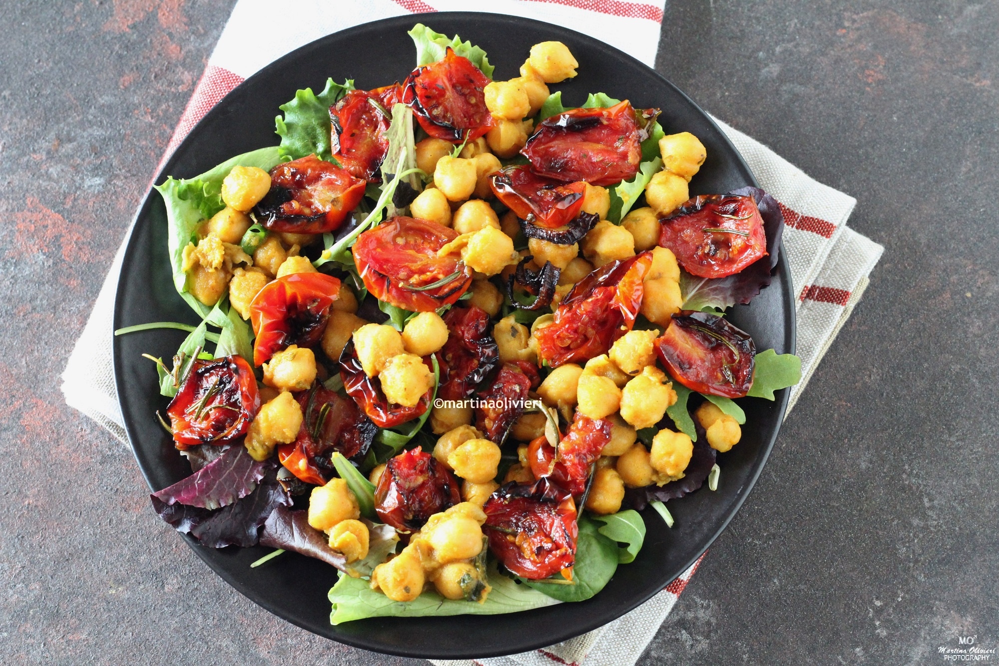 Ensalada con garbanzos y tomates cherry confitados