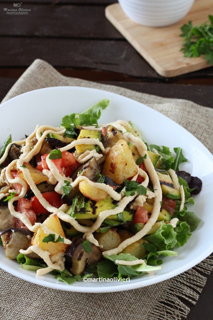 Ensalada con verduras a la parrilla y hummus de garbanzos