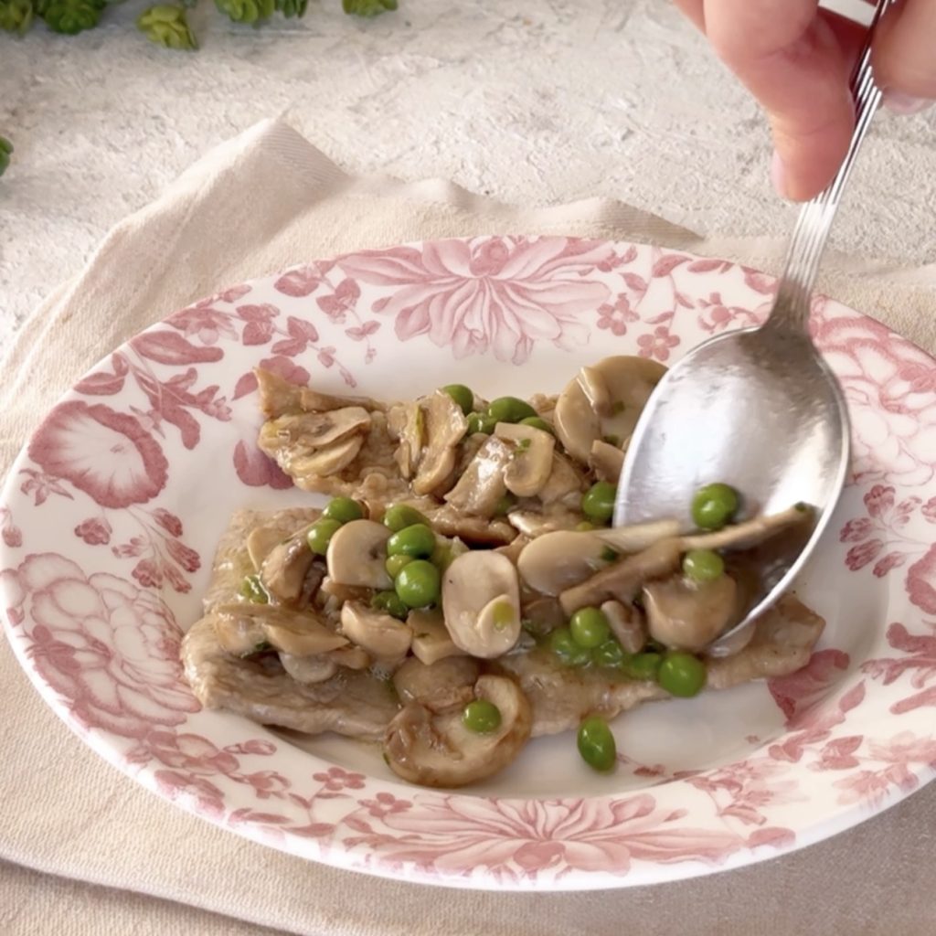 Escalopines con champiñones y guisantes