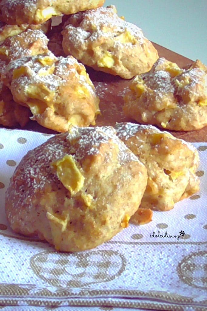 galletas blandas de manzana sobre un servilleta decorada