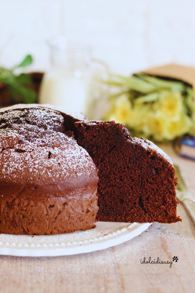tarta moretta sin mantequilla esponjosa y ligera al cacao con porción cortada en plato blanco